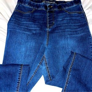 No Boundaries Super High Rise Skinny Jeans